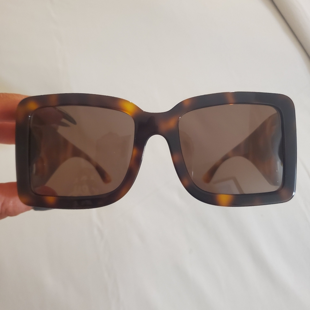 Burberry LARGE B LOGO Oversized Tortoise Shell Sunglasses- Full Inclusion - Picture 10 of 16